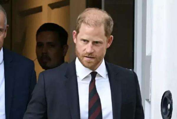Pangeran Harry Terjun Payung Demi Tepati Janji kepada Veteran Perang Dunia II Pangeran Harry Terjun Payung Demi Tepati Janji kepada Veteran Perang Dunia II