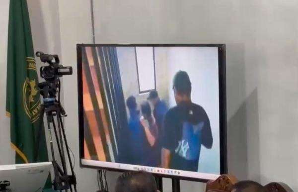 Video Detik-Detik Penangkapan Roy Suryo Diputar di Praperadilan Video Detik-Detik Penangkapan Roy Suryo Diputar di Praperadilan