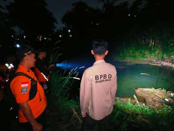 Berenang Bersama 4 Teman, Remaja 14 Tahun Hilang Tenggelam di Sungai Ciliwung Berenang Bersama 4 Teman, Remaja 14 Tahun Hilang Tenggelam di Sungai Ciliwung