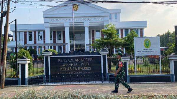 Suasana Jelang Sidang Perdana Dokter Tifa, Personel TNI-Polri hingga Rantis Brimob Bersiaga Suasana Jelang Sidang Perdana Dokter Tifa, Personel TNI-Polri hingga Rantis Brimob Bersiaga