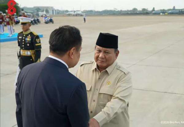 Momen Akrab Prabowo Antar Langsung Kepulangan PM Thailand di Halim Momen Akrab Prabowo Antar Langsung Kepulangan PM Thailand di Halim