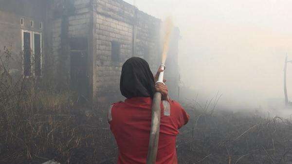 Karhutla di Palangka Raya Meluas, Api Menyambar Rumah Warga Karhutla di Palangka Raya Meluas, Api Menyambar Rumah Warga