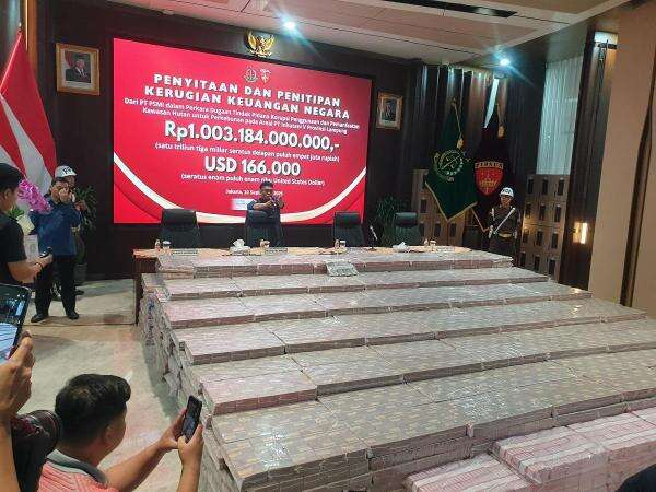 Kejagung Pamerkan Tumpukan Uang Rp1 T Terkait Dugaan Korupsi Pemanfaatan Hutan Inhutani Kejagung Pamerkan Tumpukan Uang Rp1 T Terkait Dugaan Korupsi Pemanfaatan Hutan Inhutani