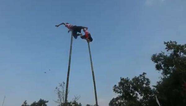 Tradisi Pojhien di Bondowoso, Atraksi Menari di Ujung Bambu 12 Meter Tanpa Pengaman Tradisi Pojhien di Bondowoso, Atraksi Menari di Ujung Bambu 12 Meter Tanpa Pengaman