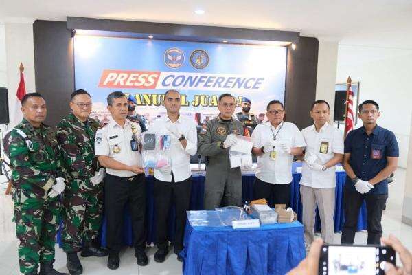 Penumpang Pesawat dari Malaysia Selundupkan Narkotika, Ditangkap di Bandara Juanda Penumpang Pesawat dari Malaysia Selundupkan Narkotika, Ditangkap di Bandara Juanda