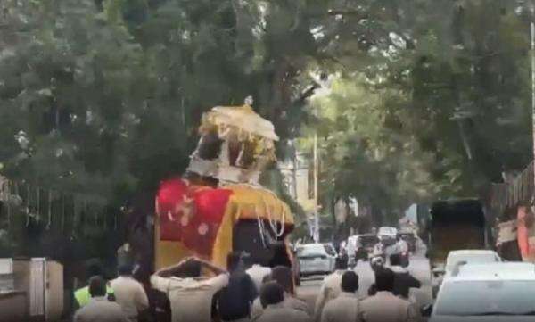 Dipaksa Bawa Kuil Pemujaan 650 Kg, Gajah Mengamuk dan Rusak Mobil di Festival India Dipaksa Bawa Kuil Pemujaan 650 Kg, Gajah Mengamuk dan Rusak Mobil di Festival India