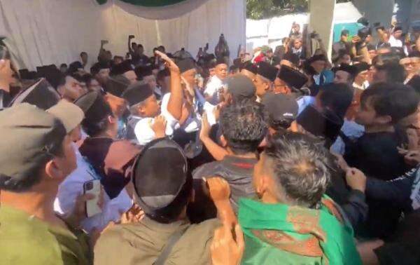 Ricuh Pendukung Gus Yusuf di Muktamar NU, Desak Gus Ipul dan M Nuh Diganti Ricuh Pendukung Gus Yusuf di Muktamar NU, Desak Gus Ipul dan M Nuh Diganti