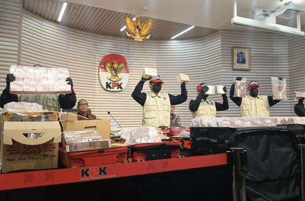 4 Orang Kepercayaan Nusron Wahid Jadi Tersangka, KPK Sita Uang Rp106,3 Miliar 4 Orang Kepercayaan Nusron Wahid Jadi Tersangka, KPK Sita Uang Rp106,3 Miliar