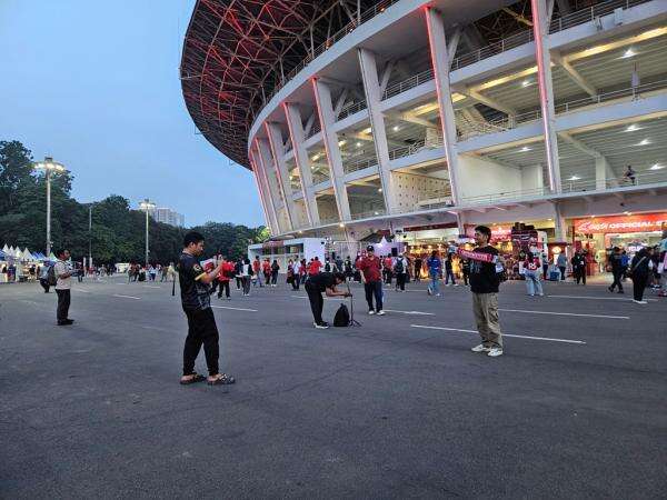 Jelang Timnas Indonesia vs Oman, Suporter Mulai Geruduk Stadion GBK Jelang Timnas Indonesia vs Oman, Suporter Mulai Geruduk Stadion GBK