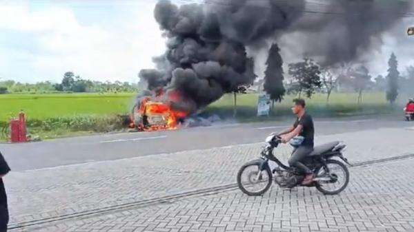 Mobil Hangus Terbakar saat Isi BBM di SPBU Blitar, Pengemudi Dilarikan ke RS Mobil Hangus Terbakar saat Isi BBM di SPBU Blitar, Pengemudi Dilarikan ke RS