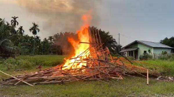 Penggerebekan Sarang Narkoba di Bantaran Rel Medan-Binjai Diwarnai Tembakan, 6 Barak Dibakar Penggerebekan Sarang Narkoba di Bantaran Rel Medan-Binjai Diwarnai Tembakan, 6 Barak Dibakar