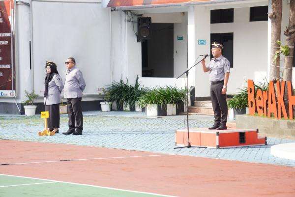 Pembina Apel Ajak Pegawai Tingkatkan Integritas, Komunikasi, dan Kolaborasi Pembina Apel Ajak Pegawai Tingkatkan Integritas, Komunikasi, dan Kolaborasi