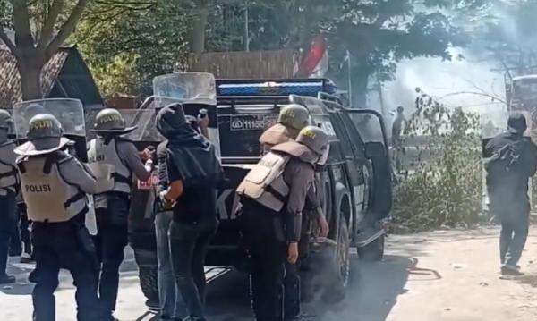 Eksekusi Lahan 1.000 Meter di Makassar Ricuh, Petugas Dihujani Batu hingga Busur! Eksekusi Lahan 1.000 Meter di Makassar Ricuh, Petugas Dihujani Batu hingga Busur!
