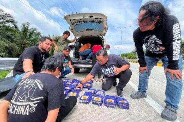 Polisi Tangkap Kurir Narkoba Bawa Sabu 24 Kg, Sempat Kejar-kejaran 12 Km di Tol Kisaran Polisi Tangkap Kurir Narkoba Bawa Sabu 24 Kg, Sempat Kejar-kejaran 12 Km di Tol Kisaran