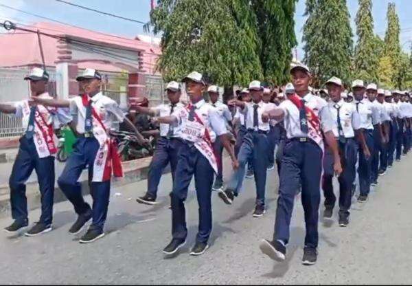 Bikin Haru! Ibu Meninggal Dunia, Siswa SMP di Baubau Tetap Ikut Lomba Gerak Jalan HUT RI Bikin Haru! Ibu Meninggal Dunia, Siswa SMP di Baubau Tetap Ikut Lomba Gerak Jalan HUT RI