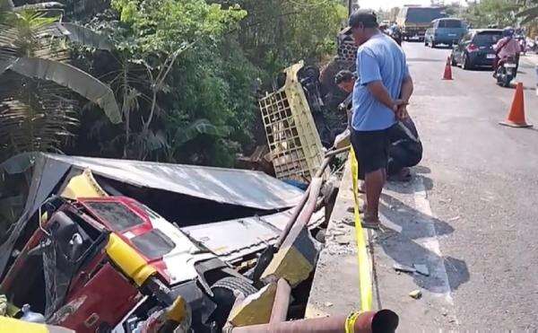 Kecelakaan 2 Truk Adu Banteng di Ngawi hingga Tercebur ke Sungai 5 Meter Kecelakaan 2 Truk Adu Banteng di Ngawi hingga Tercebur ke Sungai 5 Meter