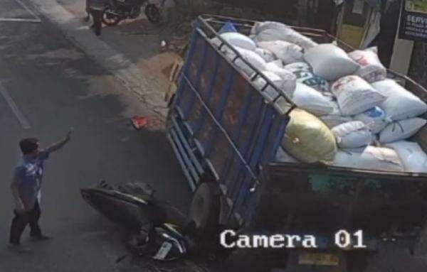 Kecelakaan Maut di Jombang, Suami Tewas Istri Luka-Luka Ditabrak Truk Kecelakaan Maut di Jombang, Suami Tewas Istri Luka-Luka Ditabrak Truk