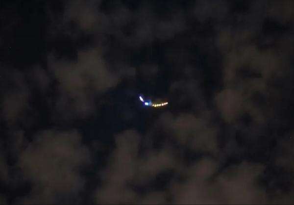 Viral Objek Terbang Misterius Bercahaya di Langit Iran, Drone Atau UFO? Viral Objek Terbang Misterius Bercahaya di Langit Iran, Drone Atau UFO?