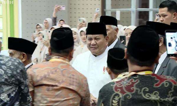 Disambut Salawat, Prabowo Tiba di Gontor Hadiri Peringatan 1 Abad Disambut Salawat, Prabowo Tiba di Gontor Hadiri Peringatan 1 Abad