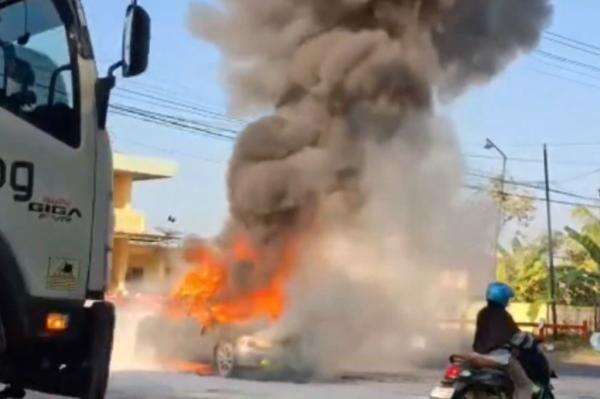 Mobil Sedan Terbakar di Pintu Keluar SPBU Probolinggo, Diduga Angkut Ratusan Liter BBM Mobil Sedan Terbakar di Pintu Keluar SPBU Probolinggo, Diduga Angkut Ratusan Liter BBM