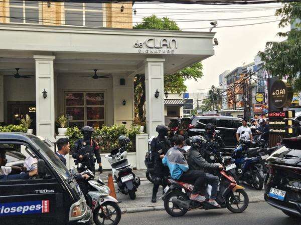 Polisi Geledah Kafe di Cipete Jaksel, Brimob Bersenjata Jaga Ketat Lokasi Polisi Geledah Kafe di Cipete Jaksel, Brimob Bersenjata Jaga Ketat Lokasi