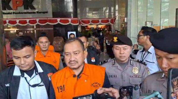 Geledah 15 Rumah, KPK Sita Dokumen Proyek hingga HP Terkait Kasus Pemalang Geledah 15 Rumah, KPK Sita Dokumen Proyek hingga HP Terkait Kasus Pemalang