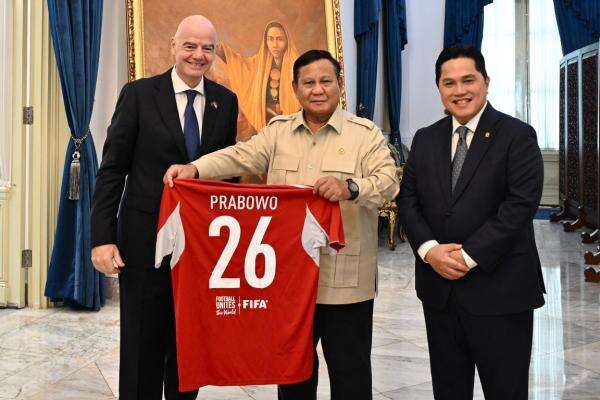Prabowo Dapat Jersey Nomor 26 dari Presiden FIFA Gianni Infantino Prabowo Dapat Jersey Nomor 26 dari Presiden FIFA Gianni Infantino