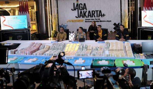 Polisi Gandeng FBI Cek Dolar Sitaan Kasus Korupsi Febrie Adriansyah Polisi Gandeng FBI Cek Dolar Sitaan Kasus Korupsi Febrie Adriansyah