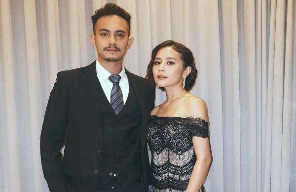 So Sweet!Omara Esteghlal Hadiahkan Buku yang Ditulisnya untuk Ultah Prilly Latuconsina So Sweet!Omara Esteghlal Hadiahkan Buku yang Ditulisnya untuk Ultah Prilly Latuconsina
