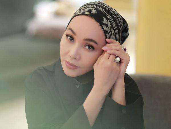 Profil dan Potret Cantik Dewi Gita, Istri Armand Maulana yang Berkarier sebagai Penyanyi hingga Sinden Profil dan Potret Cantik Dewi Gita, Istri Armand Maulana yang Berkarier sebagai Penyanyi hingga Sinden