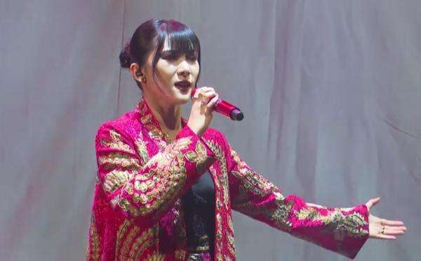Isyana Sarasvati Nyanyikan Lagu Pancasila, Liriknya Berisi Lima Sila Isyana Sarasvati Nyanyikan Lagu Pancasila, Liriknya Berisi Lima Sila
