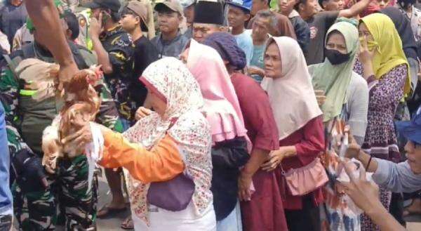 Demo Harga Telur Anjlok, Peternak di Pekalongan Bagikan Ayam Gratis ke Warga Demo Harga Telur Anjlok, Peternak di Pekalongan Bagikan Ayam Gratis ke Warga