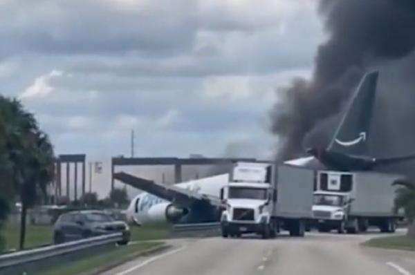 Pesawat Kargo Tergelincir Masuk Jalan Raya hingga Tabrak Banyak Mobil, 5 Orang Tewas Pesawat Kargo Tergelincir Masuk Jalan Raya hingga Tabrak Banyak Mobil, 5 Orang Tewas