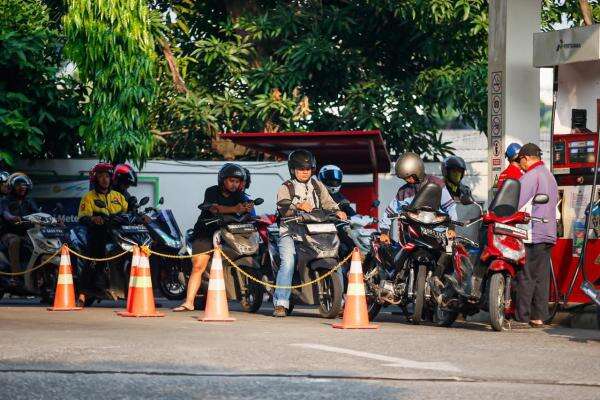 Stok BBM Pertalite Cukup hingga 15 Hari meski Antrean Panjang di SPBU Stok BBM Pertalite Cukup hingga 15 Hari meski Antrean Panjang di SPBU