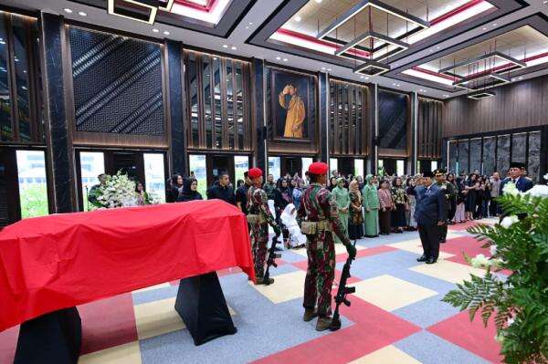 Momen Prabowo Beri Hormat di Depan Peti Jenazah Subagyo HS, Suasana Khidmat di Mabesad Momen Prabowo Beri Hormat di Depan Peti Jenazah Subagyo HS, Suasana Khidmat di Mabesad
