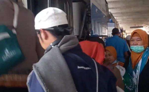 Terdampak Erupsi Anak Krakatau, Penumpang Garuda Mendarat di Bandara Kertajati Terdampak Erupsi Anak Krakatau, Penumpang Garuda Mendarat di Bandara Kertajati