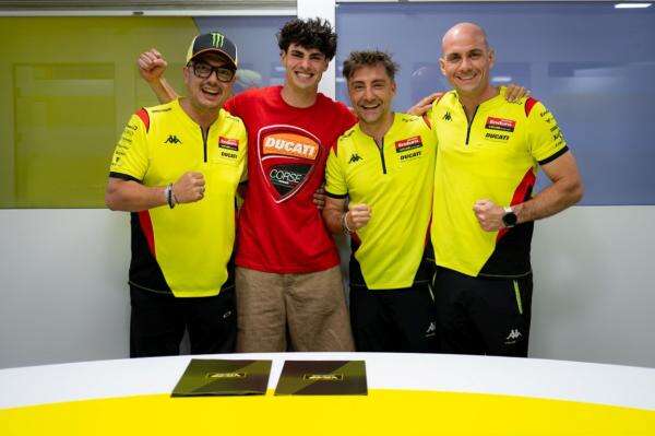 Kisah Unik Fermin Aldeguer, Pembalap yang Dekat dengan Marc Marquez tapi Bakal Punya Bos Valentino Rossi Kisah Unik Fermin Aldeguer, Pembalap yang Dekat dengan Marc Marquez tapi Bakal Punya Bos Valentino Rossi