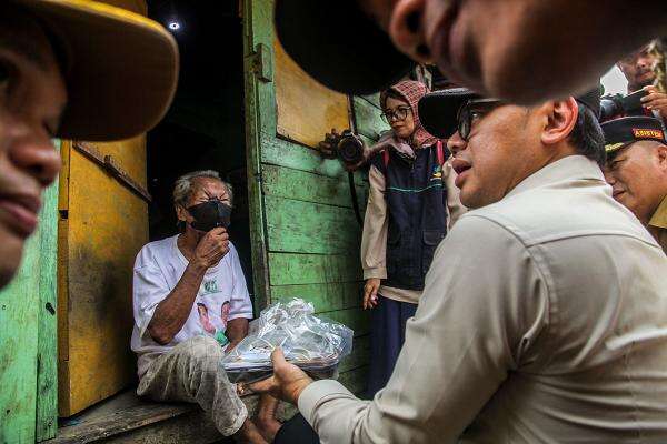 Potret Mawendagri Berikan Makanan Berlebih dari Hotel Program Rantang Palembang Potret Mawendagri Berikan Makanan Berlebih dari Hotel Program Rantang Palembang