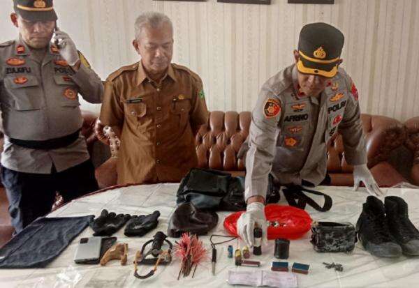 Bom Rakitan Meledak di MAN 3 Padang, Densus 88 Tangkap Pelajar 17 Tahun Bom Rakitan Meledak di MAN 3 Padang, Densus 88 Tangkap Pelajar 17 Tahun