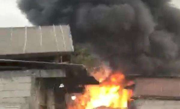Rumah di Kapuk Muara Jakut Kabakaran Pagi Ini, Asap Hitam Membubung Tinggi Rumah di Kapuk Muara Jakut Kabakaran Pagi Ini, Asap Hitam Membubung Tinggi