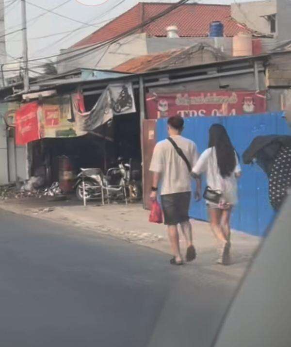 Viral! Pelakor Gelendotan ke Suami Orang saat Didatangi Istri Sah, Tak Mau Ditinggalkan hingga Ingin Dinikahi Viral! Pelakor Gelendotan ke Suami Orang saat Didatangi Istri Sah, Tak Mau Ditinggalkan hingga Ingin Dinikahi