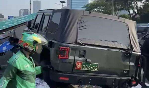 Mobil Dinas TNI Hilang Kendali di Tol Slipi, Hantam Tiang Rambu hingga Roboh Mobil Dinas TNI Hilang Kendali di Tol Slipi, Hantam Tiang Rambu hingga Roboh