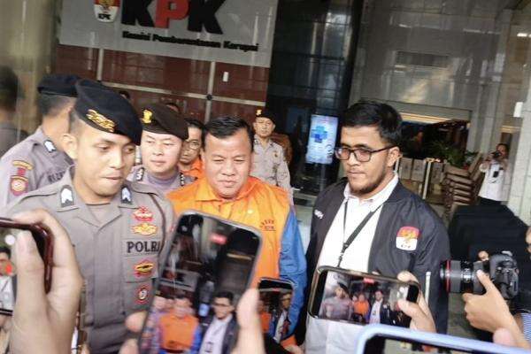KPK Tahan Bupati Kuansing dan Dua Orang Lainnya terkait Suap Pengisian Jabatan KPK Tahan Bupati Kuansing dan Dua Orang Lainnya terkait Suap Pengisian Jabatan