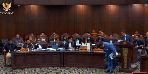 Rullyandi Diusir Hakim MK dari Sidang Sengketa Ijazah Gibran, Begini Kronologinya Rullyandi Diusir Hakim MK dari Sidang Sengketa Ijazah Gibran, Begini Kronologinya