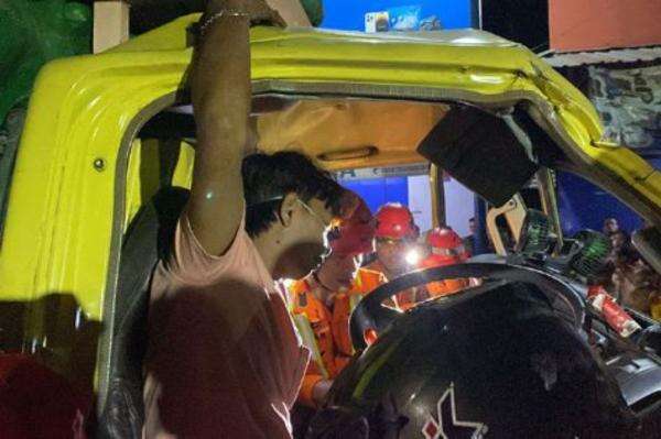 Kecelakaan 2 Truk di Lampu Merah Magelang, Sopir Terjepit dan Tertusuk Tuas Rem Kecelakaan 2 Truk di Lampu Merah Magelang, Sopir Terjepit dan Tertusuk Tuas Rem