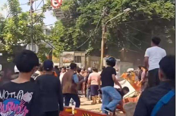 Polisi Tangkap 3 Orang terkait Bentrokan Maut di Menteng Jakpus Polisi Tangkap 3 Orang terkait Bentrokan Maut di Menteng Jakpus