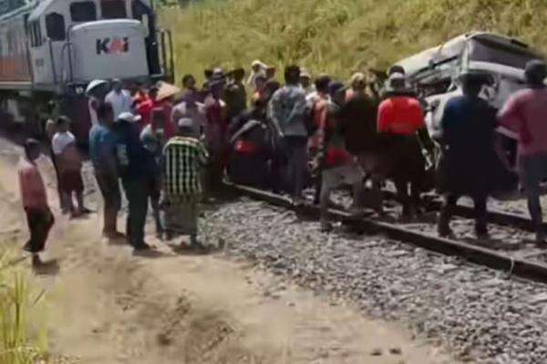 Maut di Pelintasan! Detik-Detik Fortuner Tertabrak Kereta Api di Jember Tewaskan 1 Orang Maut di Pelintasan! Detik-Detik Fortuner Tertabrak Kereta Api di Jember Tewaskan 1 Orang