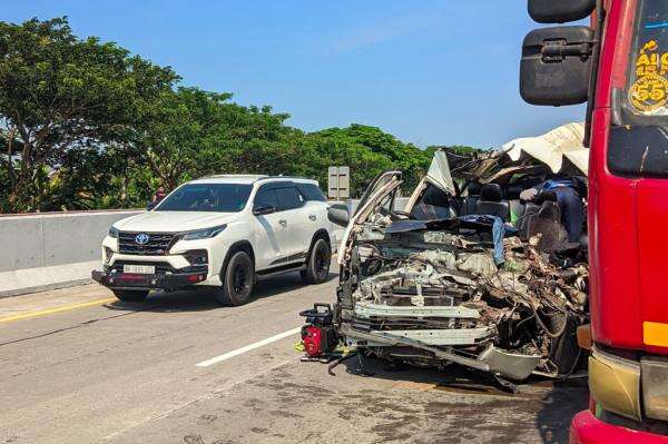 Kecelakaan Maut Elf Suporter PSS Sleman Tabrak Truk di Tol Madiun, 4 Orang Tewas Kecelakaan Maut Elf Suporter PSS Sleman Tabrak Truk di Tol Madiun, 4 Orang Tewas