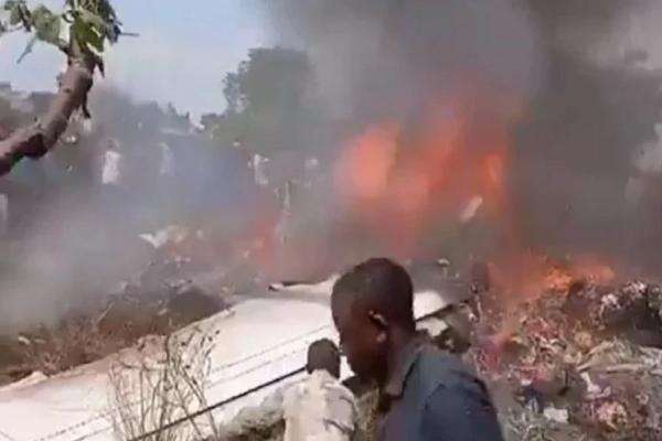 Pesawat Militer Jatuh di Permukiman, 17 Orang Tewas, Termasuk 2 Jenderal Pesawat Militer Jatuh di Permukiman, 17 Orang Tewas, Termasuk 2 Jenderal
