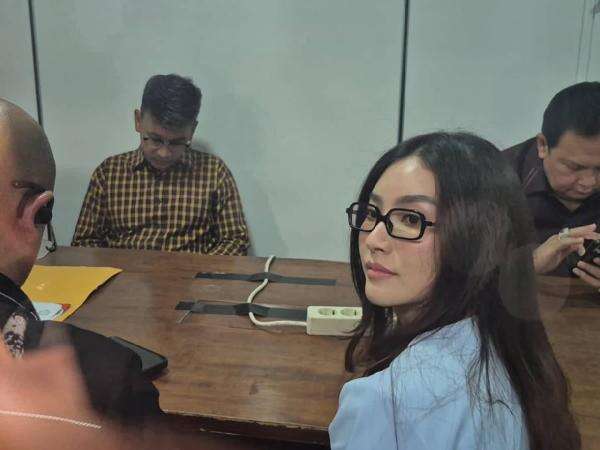 Sarwendah dan Ruben Onsu Bertemu di Mediasi Hak Asuh Anak, Ini Fotonya! Sarwendah dan Ruben Onsu Bertemu di Mediasi Hak Asuh Anak, Ini Fotonya!